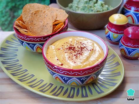 Nádoba s Queso Salsa Dip a nachos