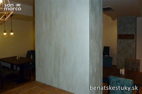 Interiér reštaurácie Viktória s obrazmi na stenách