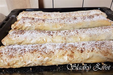 Hotová jablkovo-orechová štrúdľa na plechu