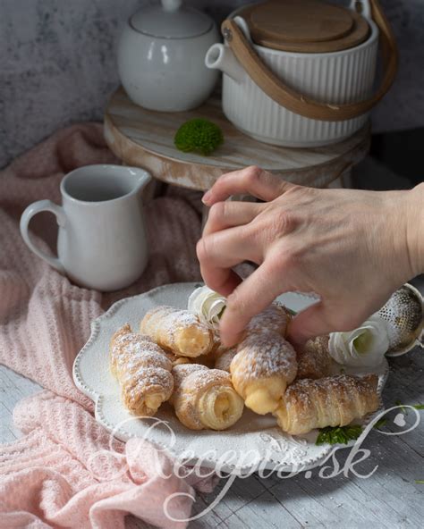 Šamrole plnené krémom a posypané cukrom