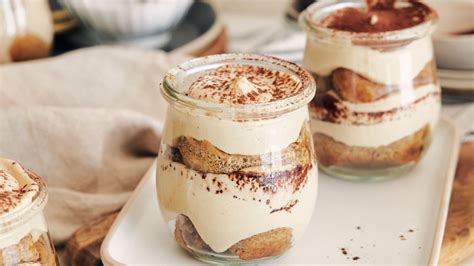 Zobrazenie rôznych variantov tiramisu v pohárikoch