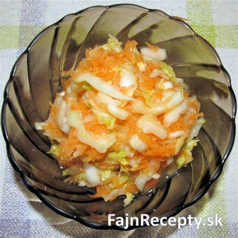 Misku s hotovou polievkou z čínskej kapusty