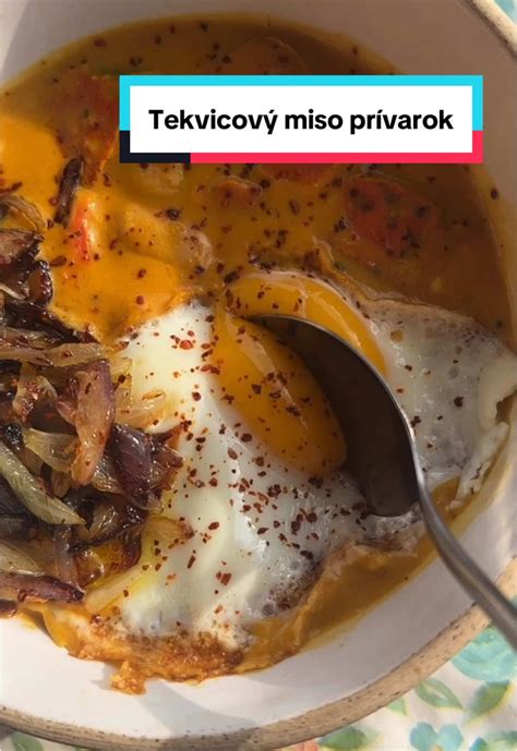 Detailný záber na textúru miso pasty v miske
