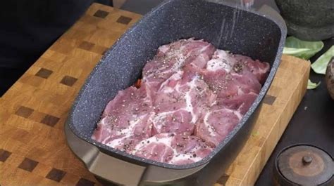 bravčová krkovička na doske pripravená na marinovanie