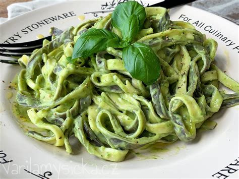 Cuketové tagliatelle s avokádovou omáčkou a prepeličím vajíčkom