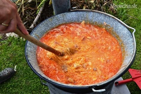Kotlíková kapustnica varená na otvorenom ohni