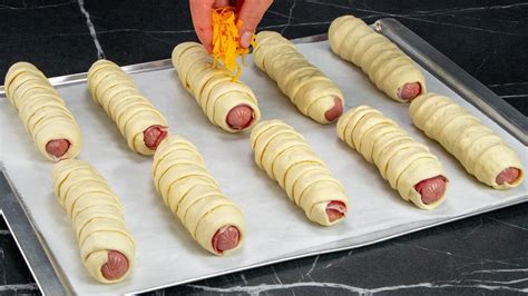 Párky v lístkovom ceste s roztopeným syrom a slaninou