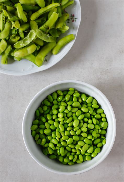 Taniere s rôznymi pokrmami z edamame