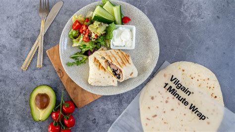 Hotový wrap s morčacím mäsom, cviklou a avokádom na tanieri