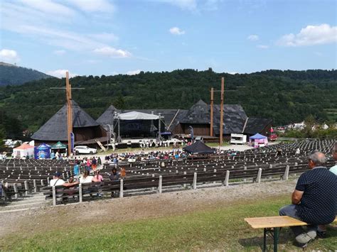 Amfiteáter Nad Bôrami v Terchovej počas festivalu Halušky Terchová