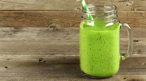 Zelené smoothie s avokádom a špenátom