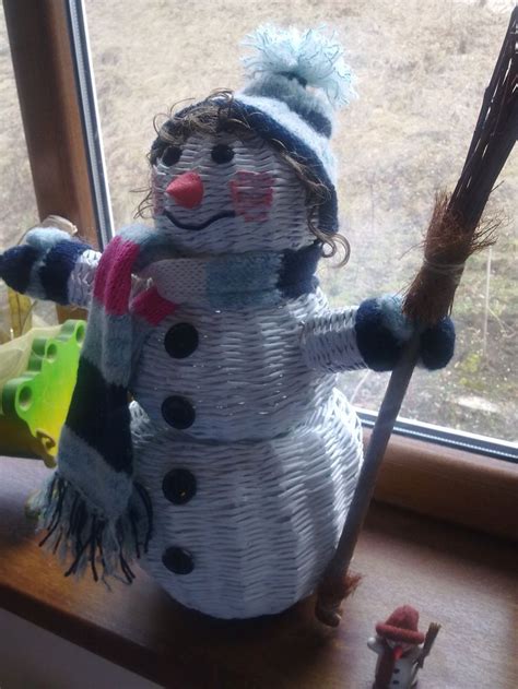 Snehuliak z papiera s mrkvovým nosom