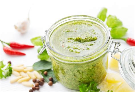 Petržlenové pesto s naklíčenými orechmi