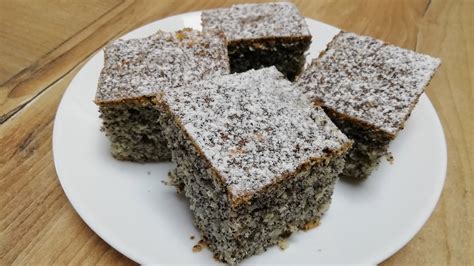 Nakrájaný makovník na tanieri s horúcim nápojom