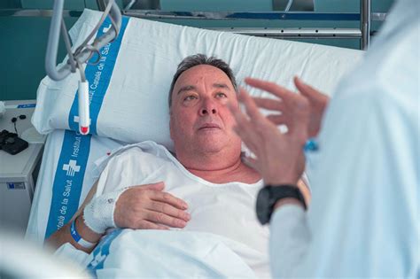 Pacient v ochrannej veste pri RTG vyšetrení