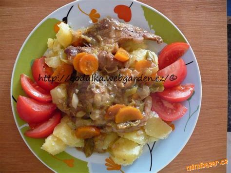 Zapečené kosti a zelenina na pekáči