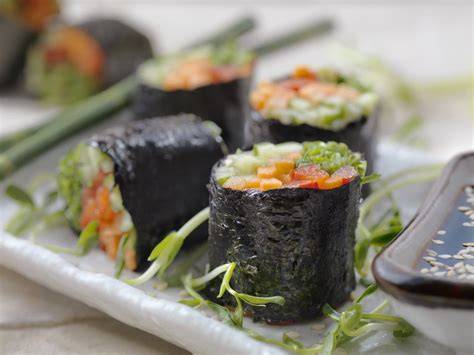 Sushi rolky s údeným lososom