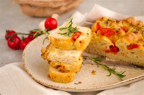 Čerstvá Focaccia s paradajkami a cesnakom