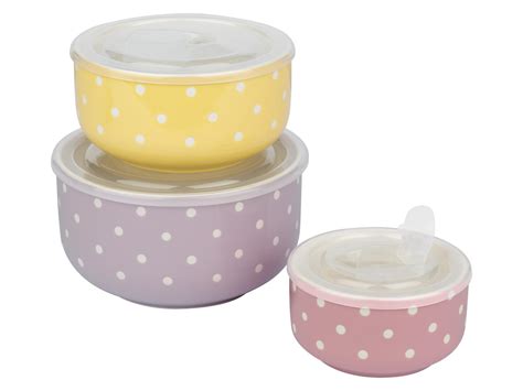 Rôzne typy porcelánových hlinených misiek na pečenie