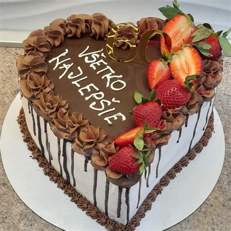 Srdcová torta s rôznymi dekoráciami