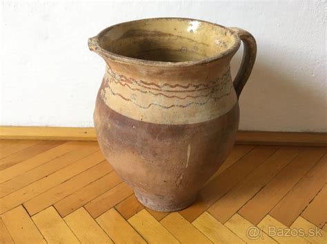 Hlinený hrniec s mexickou fazuľou nad otvoreným ohňom