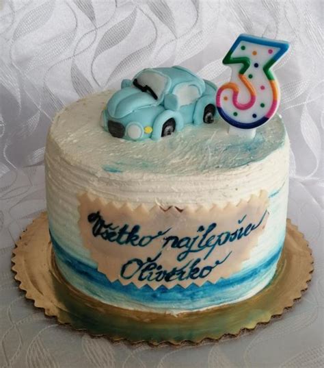 Detail zdobenia torty s autíčkom