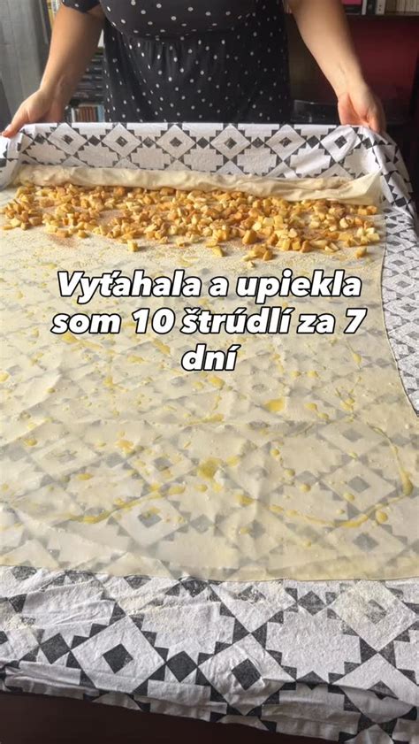 Detailne naťahované priesvitné cesto na štrúdľu na bavlnenom obruse
