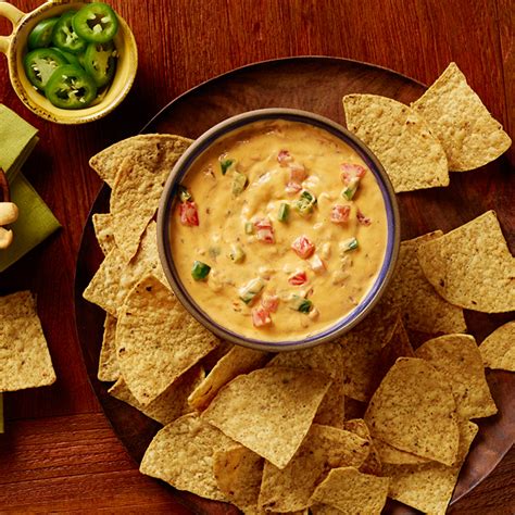 Cheddar syrový dip s nachos
