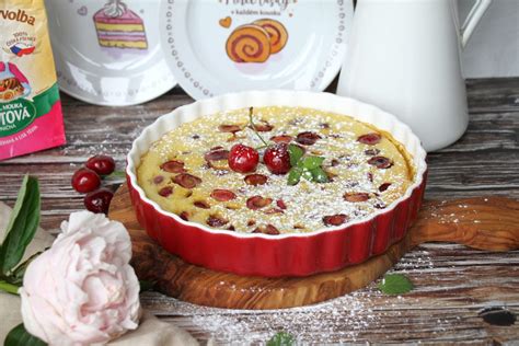 Hotové clafoutis s čerešňami a šľahačkou