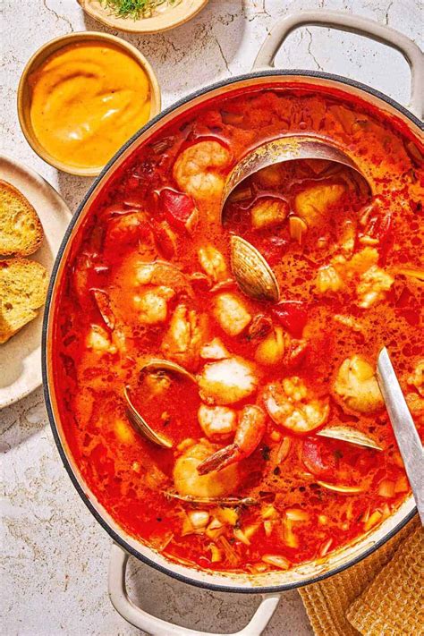 Miska s hotovou rybacou polievkou Bouillabaisse