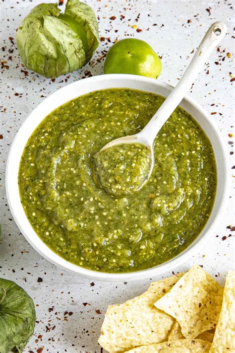 Miska s čerstvou Salsa Verde a bylinkami
