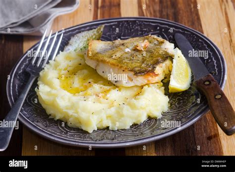 Porcia Fish and Chips s citrónom a hráškovou kašou