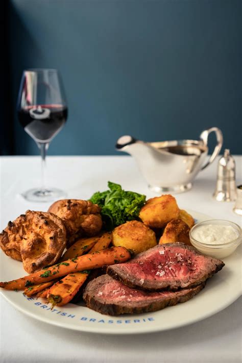 Sunday Roast s pečeným hovädzím, Yorkshire puddingom a zeleninou