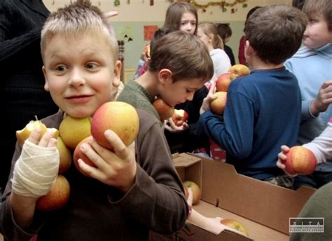 Deti porovnávajú rôzne jablká