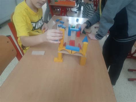 Deti stavajú z kociek jabĺk a špajdlí