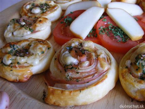 Pizzové slimáčiky z lístkového cesta na plechu