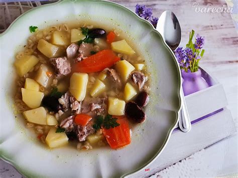 Hrniec s údeným mäsom a zeleninou