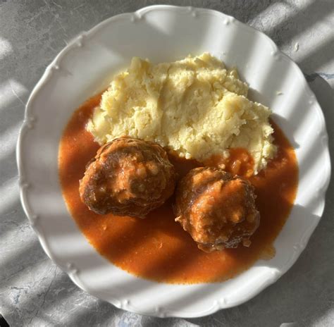 Masové guľky v rajčiakovej omáčke s kysnutou knedľou