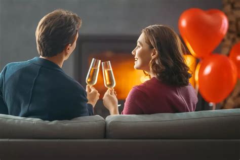 Zamilovaný pár, ktorý spolu varí romantickú večeru