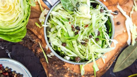 Ilustrácia procesu kvasenia kapusty v nádobe