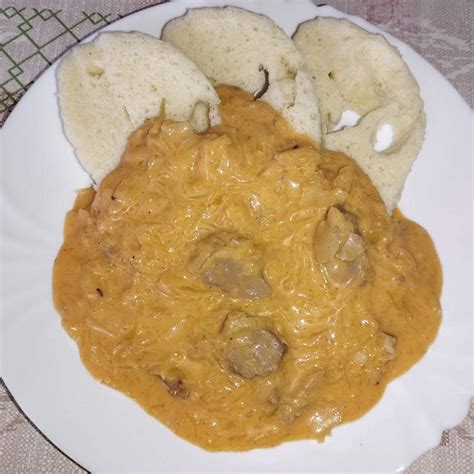 Segedínsky guláš s chlebom a kyslou smotanou