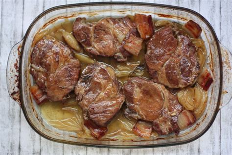 Pečená krkovička so slaninou, cibuľou a paprikou