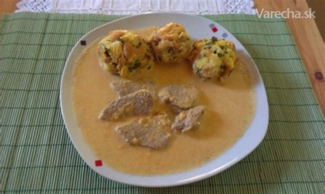 Servírovanie karlovarskej knedle s omáčkou