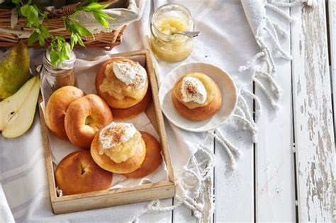 Poháre s hotovým hruškovým lekvárom