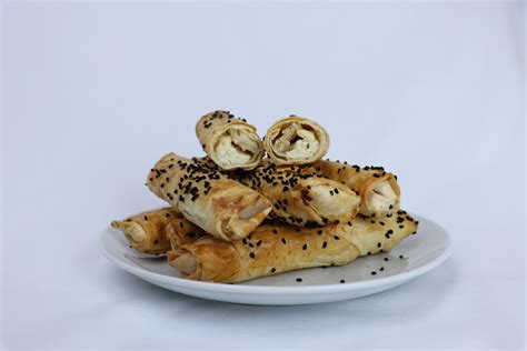 Hotový börek posypaný sezamom a černuškou