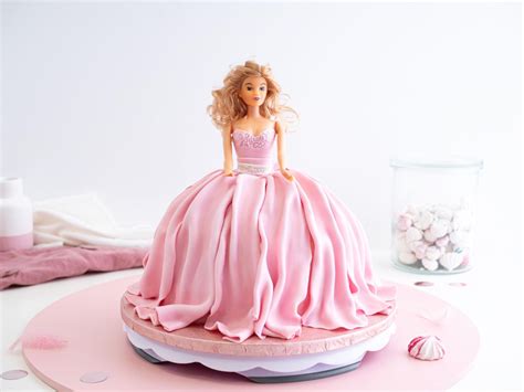 Barbie pečie tortu