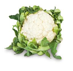 Čerstvý karfiol na kuchynskej doske