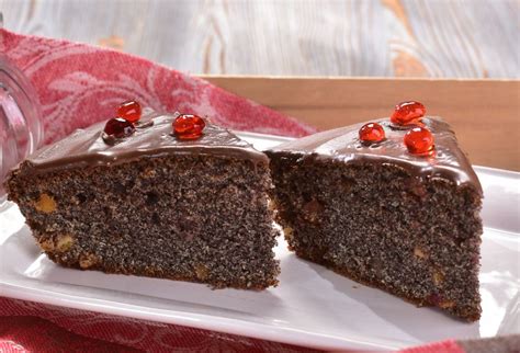 Tradičná slovenská torta zdobená čokoládou a orechmi