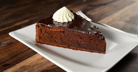 Celá Sacher torta s lesklou čokoládovou polevou