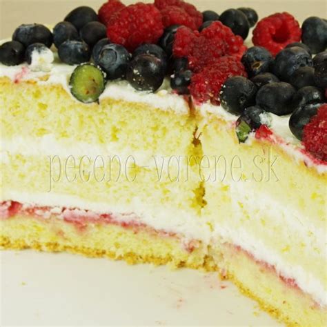 Osviežujúca ovocná torta s vrstvami piškótového cesta, mascarpone a čerstvého ovocia